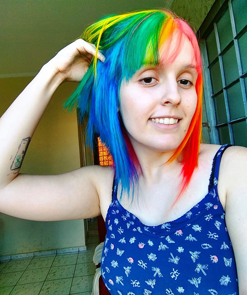 Arquivo Pessoal - Há cerca de um ano, Beatriz utiliza o cabelo arco-íris Arquivo Pessoal - Há cerca de um ano, Beatriz utiliza o cabelo arco-íris
