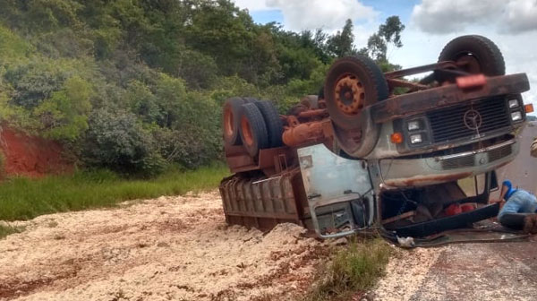 Divulgação - Caminhão tombou na rodovia municipal Manoel Fernandes, entre Assis e Lutécia