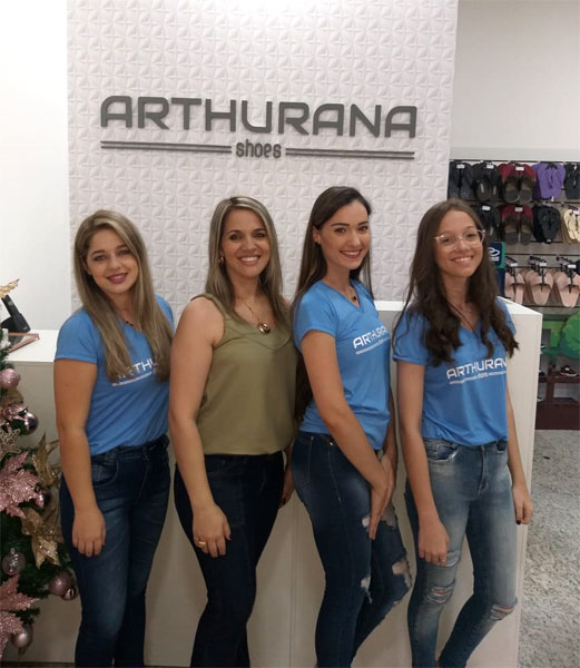 Divulgação - Proprietária Hosana com a equipe da Arthurana Shoes