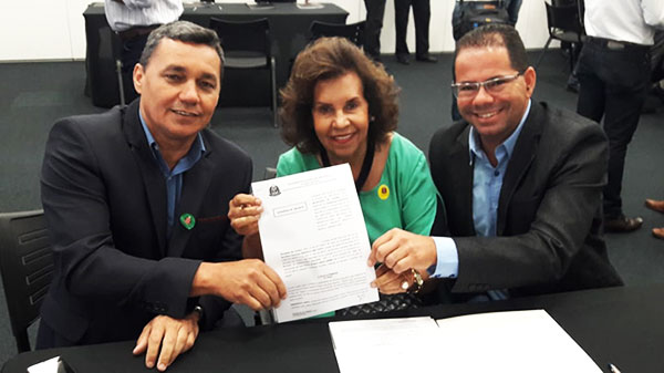 Divulgação - Ela estava Almira Garms acompanhada do presidente da Câmara, Serginho Ferreira, e o vice-prefeito, Clemente Júnior Divulgação - Ela estava Almira Garms acompanhada do presidente da Câmara, Serginho Ferreira, e o vice-prefeito, Clemente Júnior