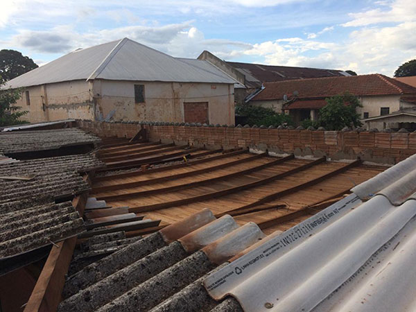 Divulgação - Rajadas de vento registradas em Paraguaçu na quinta-feira (2) já resultaram no destelhamento de uma casa e a Defesa Civil socorreu com fornecimento de lona