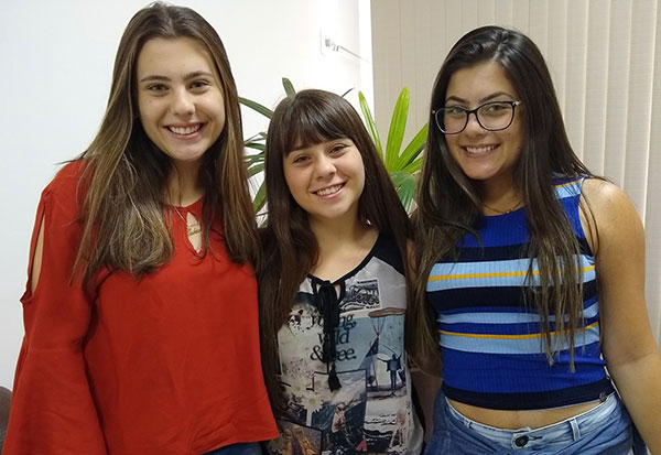 Divulgação - As trigêmeas Maria Gabriela, Maria Eduarda e Maria Fernanda passaram juntas no vestibular do curso de medicina, em Adamantina