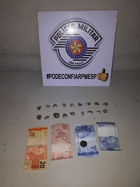 Divulgação - Drogas e dinheiro apreendidos durante ocorrência Divulgação - Drogas e dinheiro apreendidos durante ocorrência