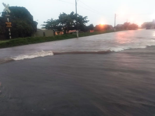 Divulgação - Temporal com chuva forte e raios causou alagamentos e quedas de árvores em Paraguaçu