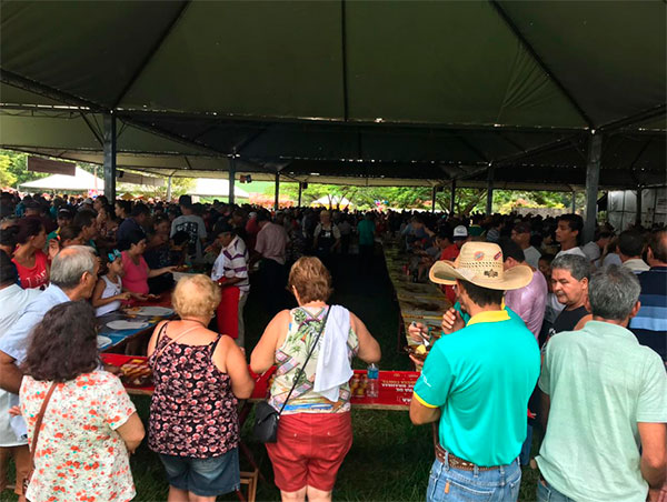 Redação AssisCity - O local também contava com praça de alimentação para a venda de bebidas e acessórios religiosos Redação AssisCity - O local também contava com praça de alimentação para a venda de bebidas e acessórios religiosos