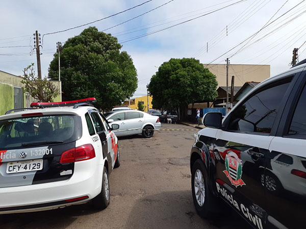 Divulgação - Vítima conseguiu escapar e entrou na casa vizinha, mas foi perseguido e atingido com um golpe de faca no pescoço Divulgação - Vítima conseguiu escapar e entrou na casa vizinha, mas foi perseguido e atingido com um golpe de faca no pescoço