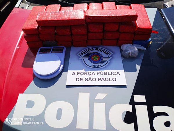 divulgação Polícia Militar - A jovem admitiu que as drogas pertenciam a seu esposo divulgação Polícia Militar - A jovem admitiu que as drogas pertenciam a seu esposo