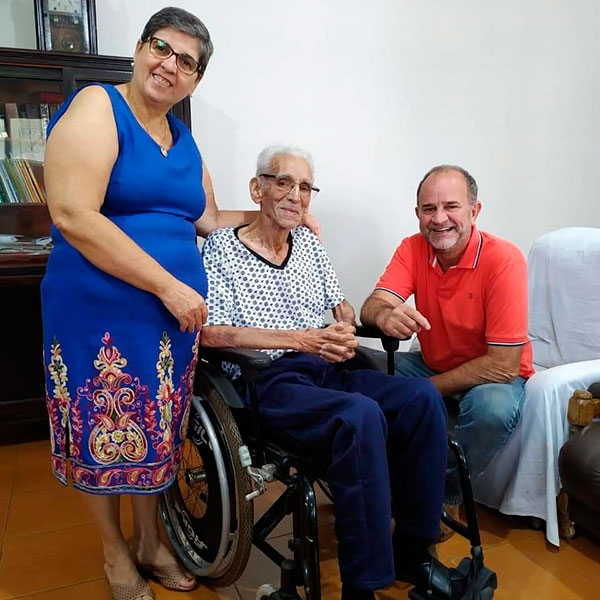 Divulgação - Monsenhor Floriano, juntamente com Ângela Canassa, recebeu a visita do amigo e prefeito José Fernandes Divulgação - Monsenhor Floriano, juntamente com Ângela Canassa, recebeu a visita do amigo e prefeito José Fernandes