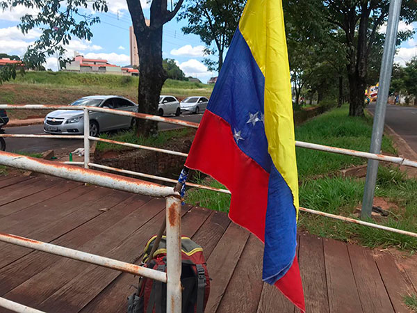 Divulgação - Casal de venezuelanos está pedindo dinheiro e comida pelas ruas de Assis