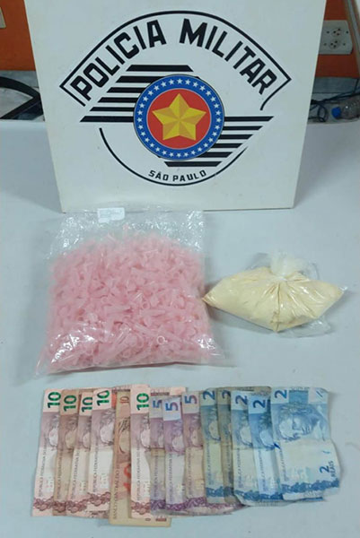 Jornal da Comarca - Além da porção de cocaína, foram localizados com o rapaz diversos pinos para embalar a droga, além de R$ 85,00 em dinheiro