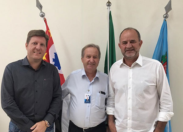 divulgação - O prefeito José Fernandes e o secretário da Saúde, Adriano Romagnoli, receberam Dermeval Gregório no gabinete da prefeitura