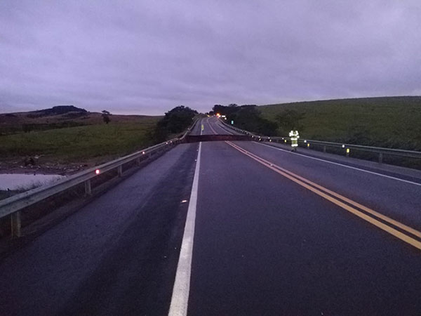 Divulgação PM Rodoviária - A cratera de aproximadamente 24 metros de largura interditou a rodovia nos dois sentidos Divulgação PM Rodoviária - A cratera de aproximadamente 24 metros de largura interditou a rodovia nos dois sentidos