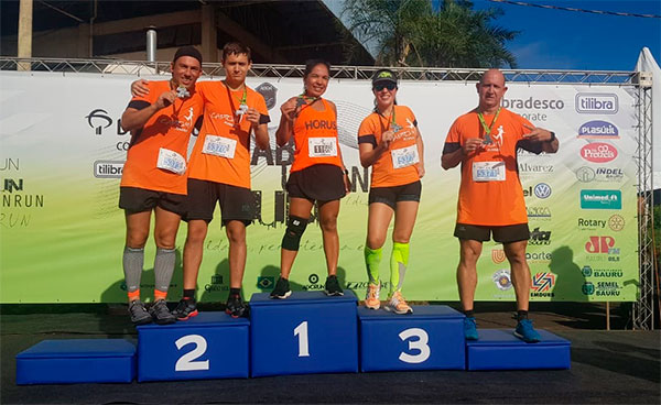 Divulgação - Rosana Godinho (ao centro) conquistou o 4º lugar geral feminino no percurso de 10K