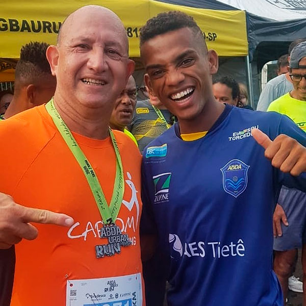 Divulgação - Mauri Bueno (à esquerda) com Daniel Nascimento, atleta da ABDA e brasileiro melhor colocado na São Silvestre Divulgação - Mauri Bueno (à esquerda) com Daniel Nascimento, atleta da ABDA e brasileiro melhor colocado na São Silvestre