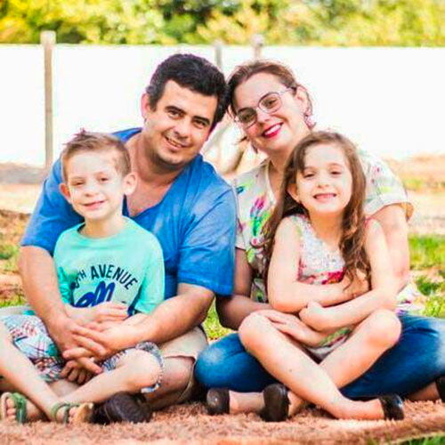 Divulgação - Neto com o pai Marcelo, a mãe Lídia e a irmã caçula, moradores de Pedrinhas Paulista Divulgação - Neto com o pai Marcelo, a mãe Lídia e a irmã caçula, moradores de Pedrinhas Paulista
