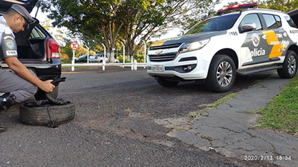 Divulgação PM Rodoviária - A droga estava escondida em um invólucro preto de borracha amarrado no aro do estepe Divulgação PM Rodoviária - A droga estava escondida em um invólucro preto de borracha amarrado no aro do estepe