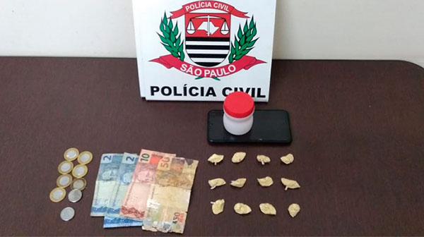 Divulgação - Drogas e dinheiro foram apreendidos durante ocorrência em Assis Divulgação - Drogas e dinheiro foram apreendidos durante ocorrência em Assis