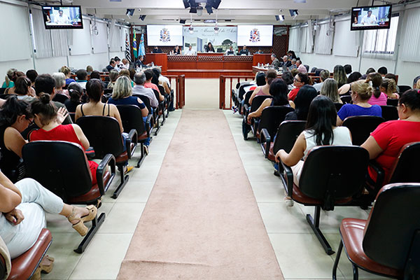 Divulgação - Servidores municipais lotaram a Câmara de Assis para acompanhar a votação do Projeto sobre a Revisão Geral Anual dos vencimentos