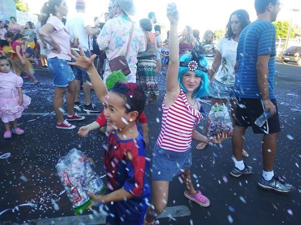 Divulgação - Presença das crianças correndo pelo espaço em segurança, com confetes e serpentinas, é outra marca registrada do encontro