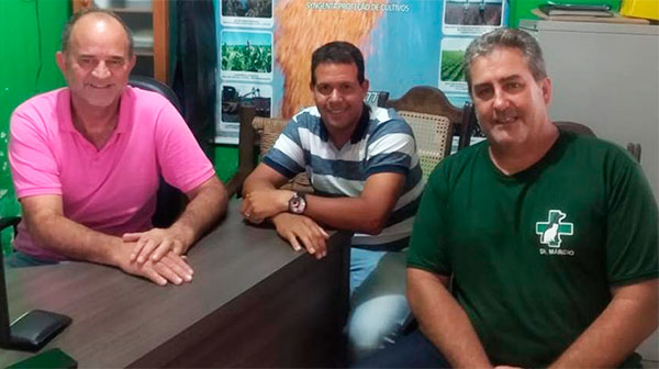 Divulgação - Prefeito José Fernandes, novo secretário César Nunes e vice-prefeito Márcio Veterinário
