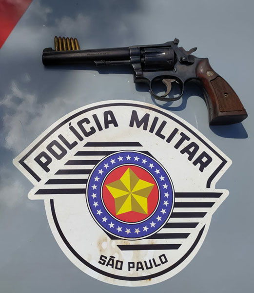 divulgação Polícia Militar - Arma apreendida com o homem divulgação Polícia Militar - Arma apreendida com o homem