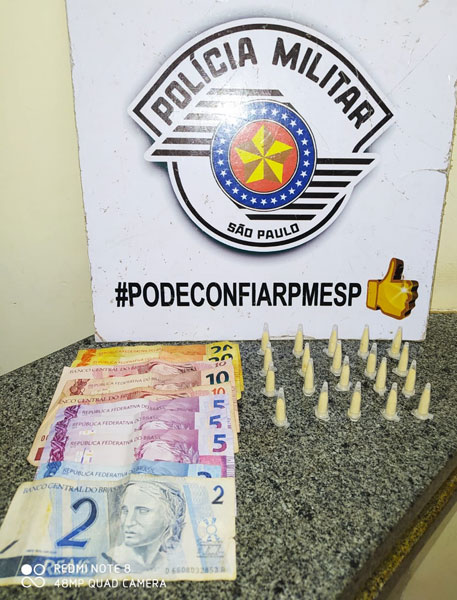 divulgação Polícia Militar - A mulher apresentou 20 porções de cocaína e R$ 89,00