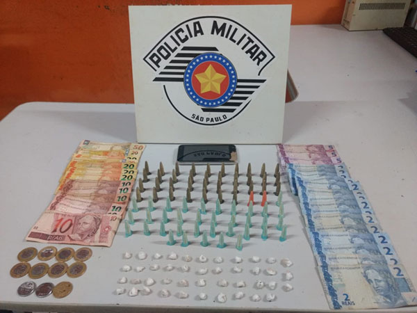 divulgação Polícia Militar - Foram apreendidas 75 porções de cocaína, 43 pedras de crack, além de R$289,25