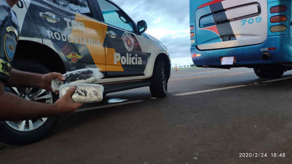 Divulgação PM Rodoviária - As drogas eram transportadas sob as vestes das duas mulheres Divulgação PM Rodoviária - As drogas eram transportadas sob as vestes das duas mulheres