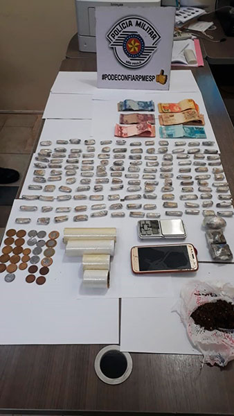 Divulgação - Drogas, dinheiro e demais itens apreendidos durante ocorrência no Parque das Acácias, em Assis