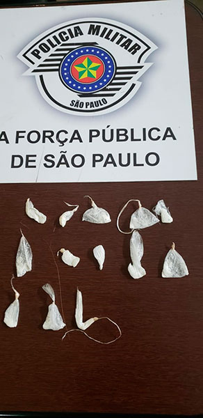 Divulgação - Porções de cocaína apreendidas durante ocorrência em Paraguaçu Divulgação - Porções de cocaína apreendidas durante ocorrência em Paraguaçu
