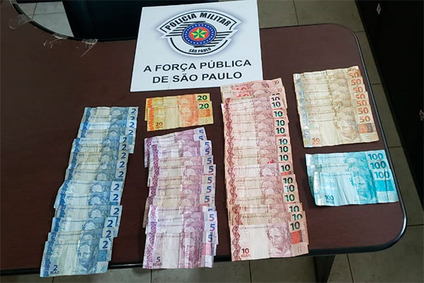 Divulgação - Ao todo, policiais da Força Tática localizaram R$1.015,00 com o rapaz de 19 anos Divulgação - Ao todo, policiais da Força Tática localizaram R$1.015,00 com o rapaz de 19 anos