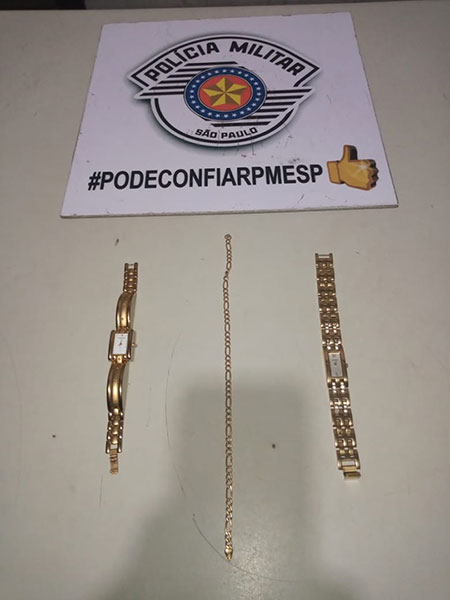 Divulgação PM - Foram recuperados dois relógios e uma corrente folheados a ouro Divulgação PM - Foram recuperados dois relógios e uma corrente folheados a ouro
