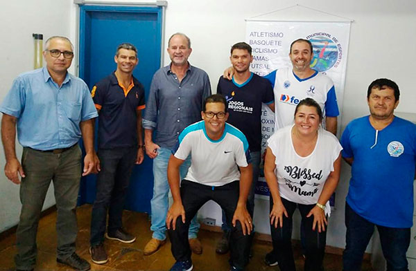 Divulgação - Prefeito José Fernandes com o Secretário de Esportes César Nunes e demais funcionários Divulgação - Prefeito José Fernandes com o Secretário de Esportes César Nunes e demais funcionários