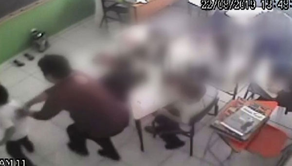 G1 - Agressões foram flagradas por câmeras de segurança da escola em Assis G1 - Agressões foram flagradas por câmeras de segurança da escola em Assis