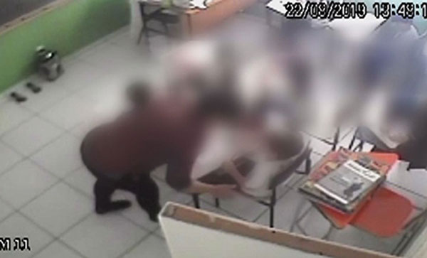 G1 - Em uma das imagens a professora chega a puxar o cabelo de um dos alunos em Assis