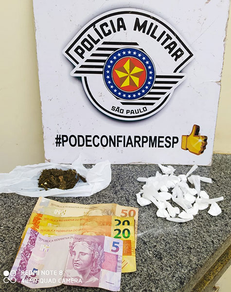 Divulgação PM - No total foram apreendidas 23 porções de cocaína e uma porção a granel de maconha, além de R$ 95,00