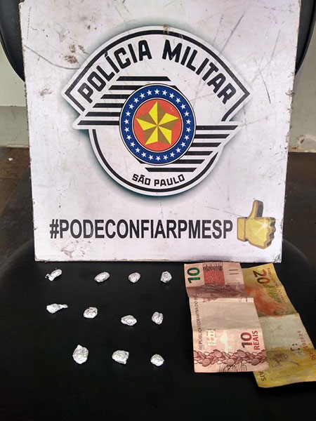 divulgação PM - Foram apreendidas diversas porções de crack, além de R$ 30,00 divulgação PM - Foram apreendidas diversas porções de crack, além de R$ 30,00