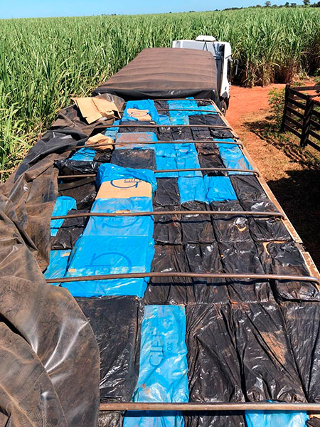 Divulgação - Caminhão estava carregado com cigarros contrabandeados Divulgação - Caminhão estava carregado com cigarros contrabandeados