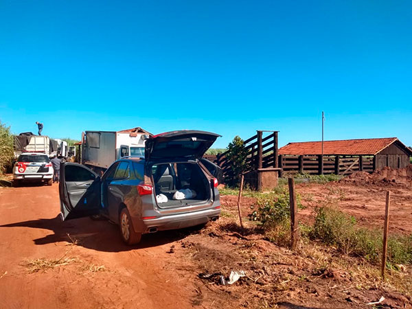 Divulgação - Ao todo, três carros foram apreendidos, além de dois caminhões