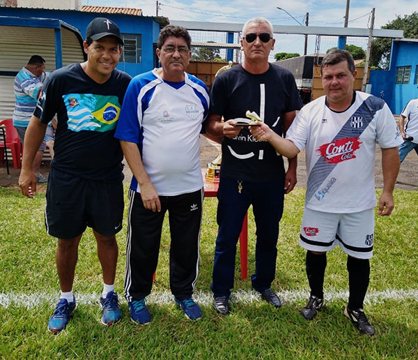 divulgação - Jesus da Unesp recebe o troféu de artilheiro