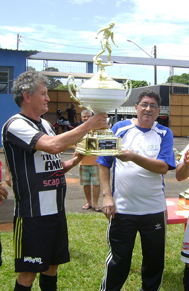 divulgação - João Batista capitão do Barões recebe o troféu de vice