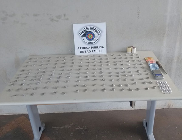 divulgação - Além das porções de droga foram apreendidas uma balança de precisão, uma faca e R$ 66,00 divulgação - Além das porções de droga foram apreendidas uma balança de precisão, uma faca e R$ 66,00