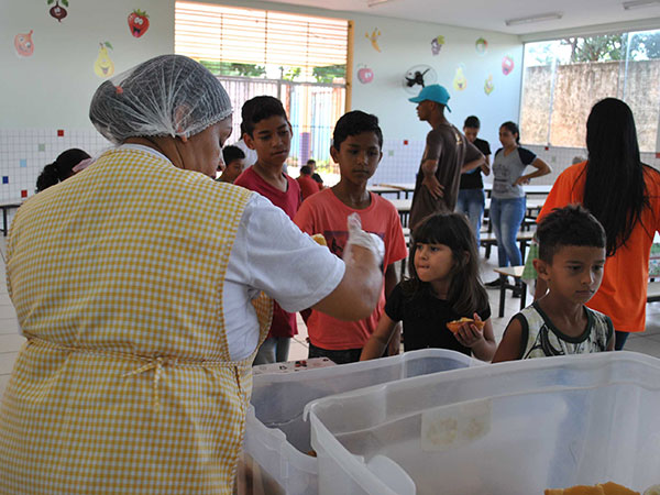 Divulgação - Unimed Assis fornece os alimentos e a Secretaria de Educação do município disponibiliza uma profissional merendeira para preparar as refeições Divulgação - Unimed Assis fornece os alimentos e a Secretaria de Educação do município disponibiliza uma profissional merendeira para preparar as refeições
