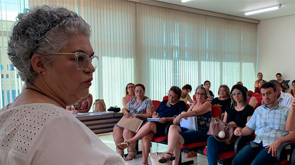 AssisCity - Secretária Dulce Andrade Araújo durante reunião na Secretaria da Educação de Assis