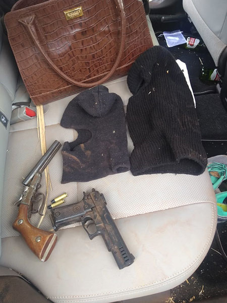 divulgação - No carro foram encontrados alguns objetos das vítimas e as roupas usadas no crime divulgação - No carro foram encontrados alguns objetos das vítimas e as roupas usadas no crime