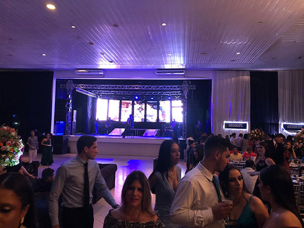 AssisCity - A Maringá Eventos oferece toda a estrutura para as festas desde buffet, decoração até as bandas