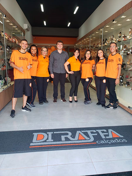 Divulgação - Rafael Pinto juntamente com a equipe da Di Raffa Calçados Divulgação - Rafael Pinto juntamente com a equipe da Di Raffa Calçados