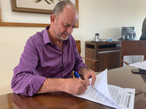 Divulgação - Prefeito José Fernandes durante assinatura do decreto de Estado de Calamidade Pública em Assis Divulgação - Prefeito José Fernandes durante assinatura do decreto de Estado de Calamidade Pública em Assis