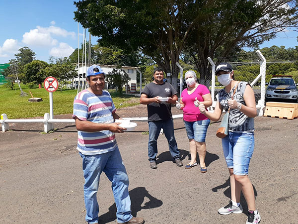 Divulgação - Foram entregues cerca de 50 marmitas para os caminhoneiros que passavam pela Raposo Tavares