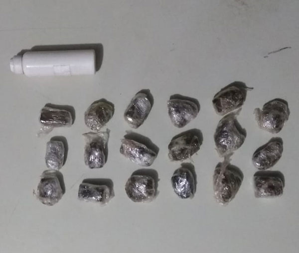 divulgação Polícia Militar - Foram apreendidas 18 porções de maconha divulgação Polícia Militar - Foram apreendidas 18 porções de maconha